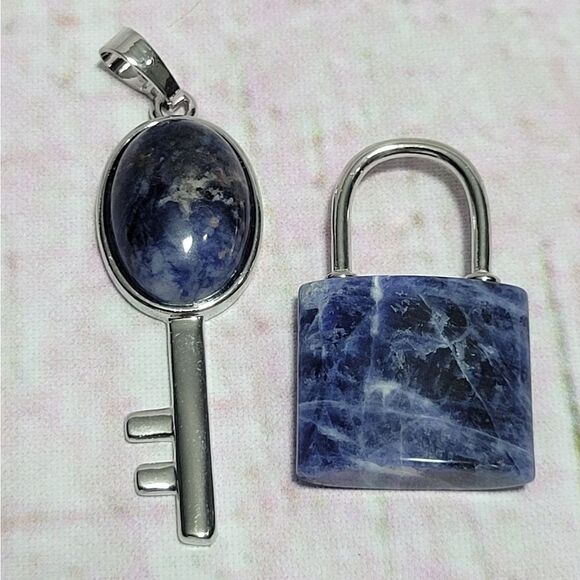 Blue Sodalite Lock and Key Pendant - Picture 4 of 16